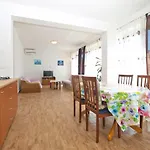 Edin 1359 Apartman Peroj