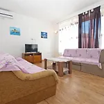 Edin 1359 Apartman Peroj