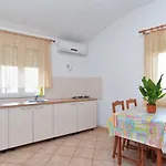 Edin 1359 Apartman Peroj